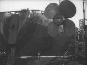 Установка одного из 3-х гребных винтов весом 11 тонн. 1959 г.